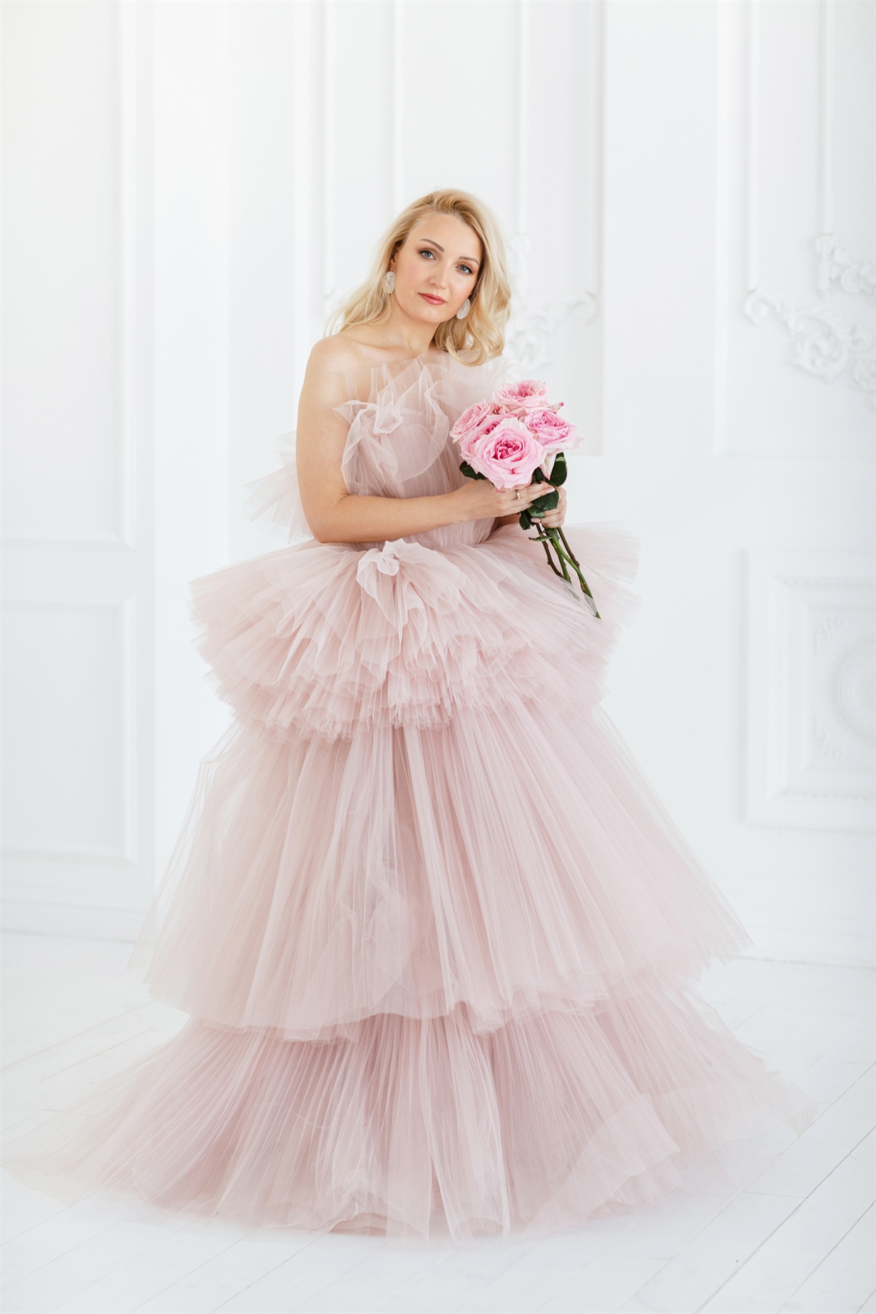 Фотосессия студии в красивых платьях