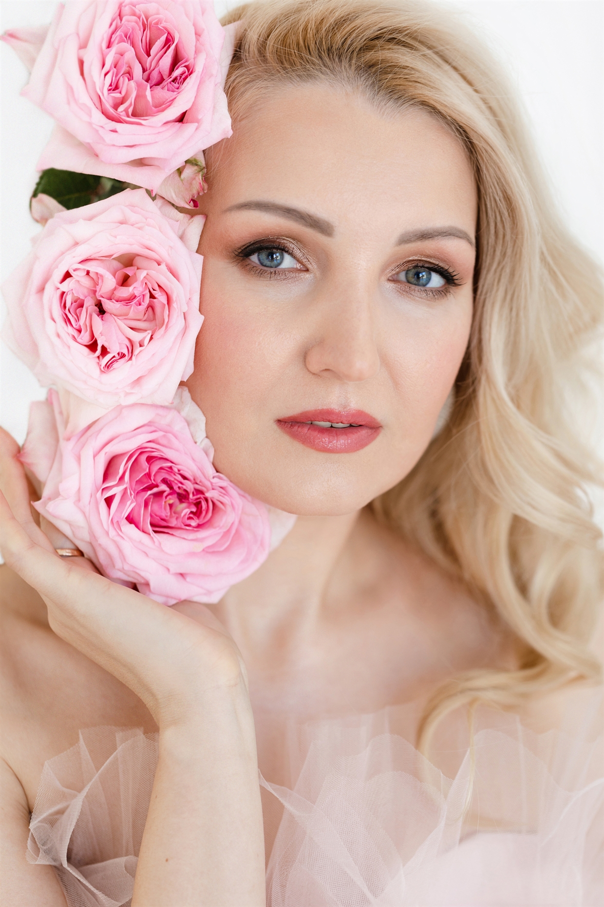 Фотосессия студии в красивых платьях