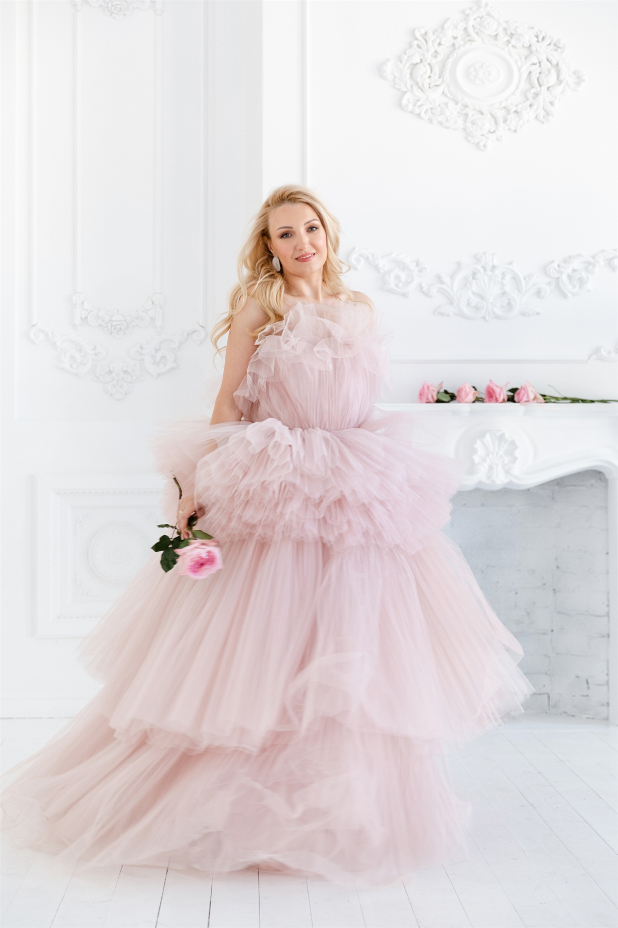 Фотосессия студии в красивых платьях