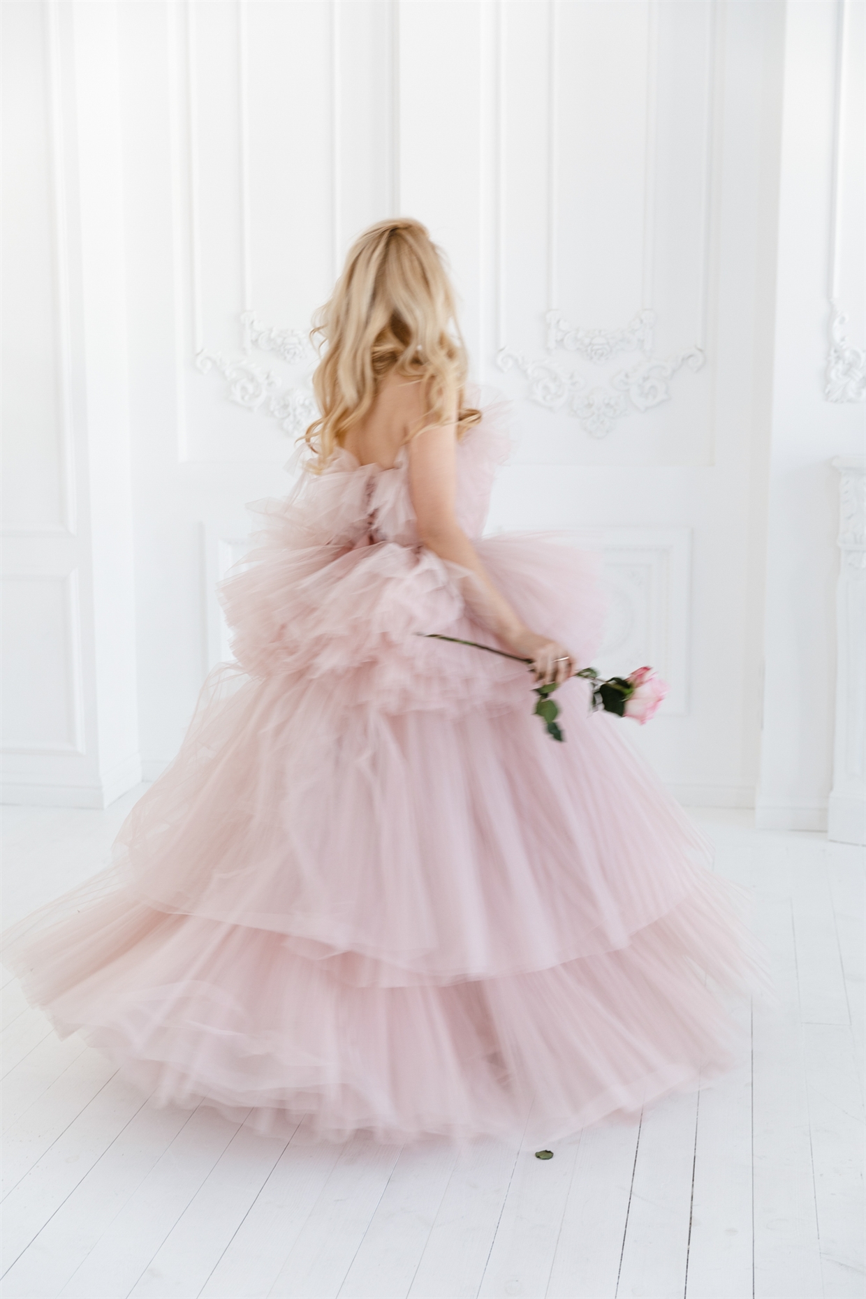 Фотосессия студии в красивых платьях