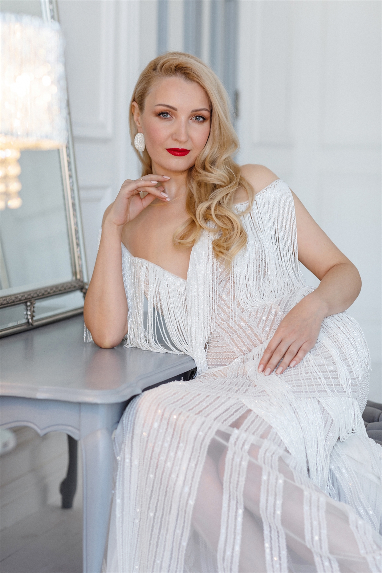 Фотосессия студии в красивых платьях