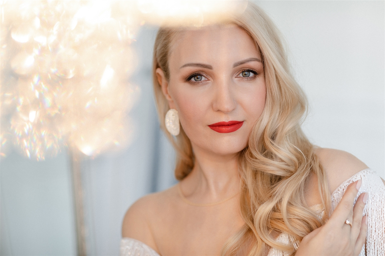 Фотосессия студии в красивых платьях