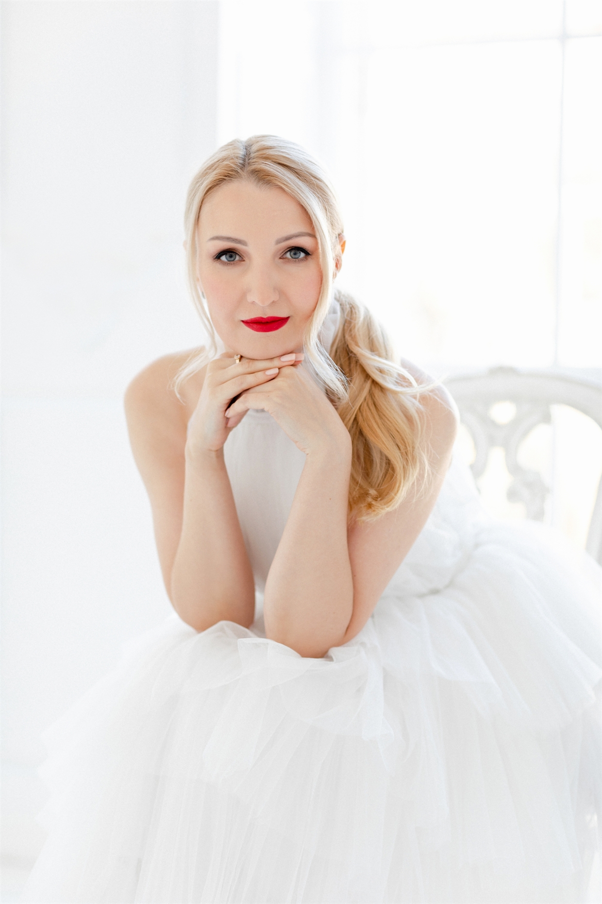 Фотосессия студии в красивых платьях