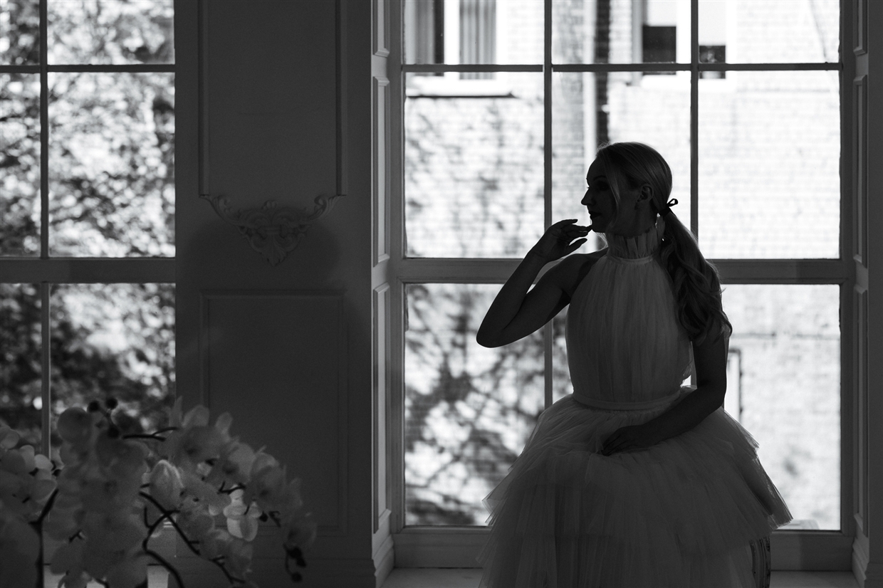 Фотосессия студии в красивых платьях