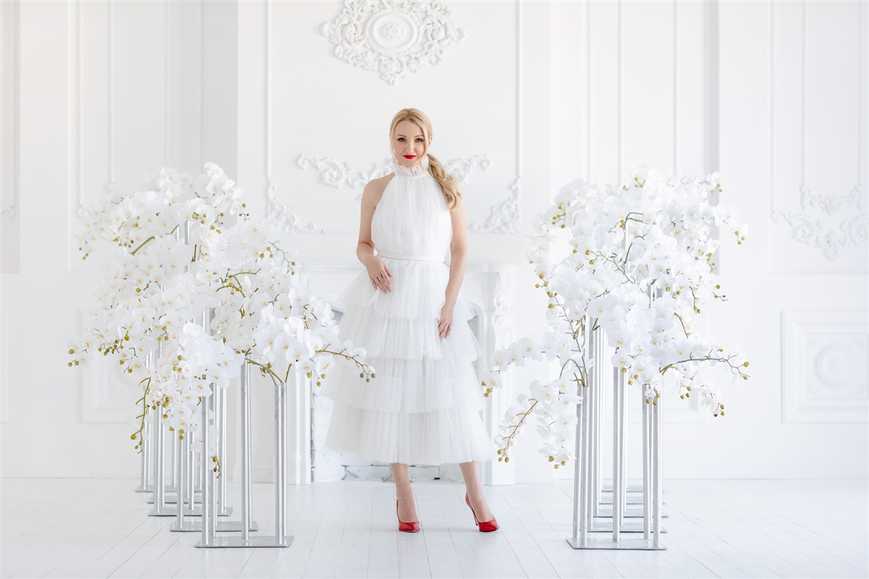 Фотосессия студии в красивых платьях