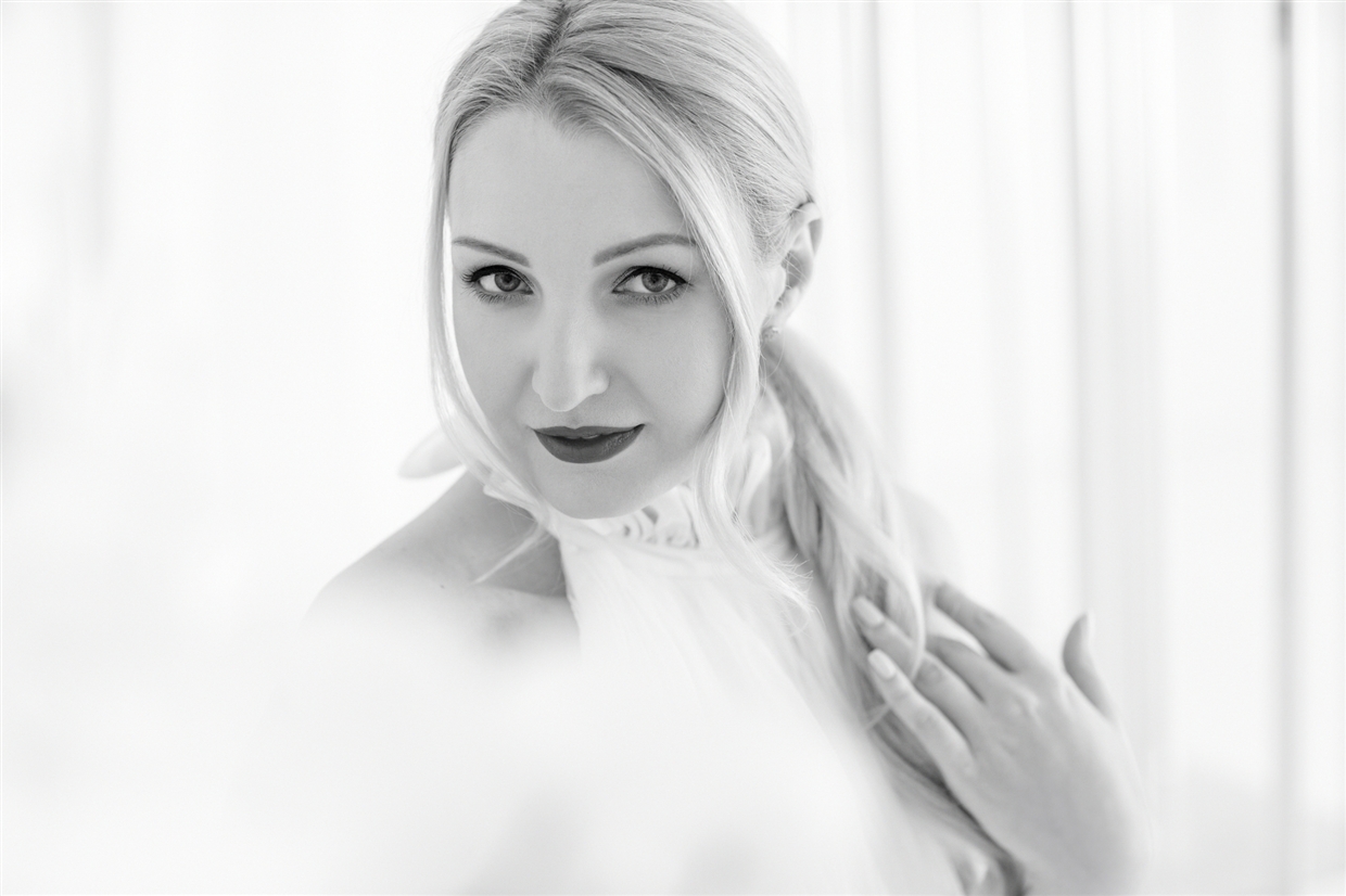 Фотосессия студии в красивых платьях