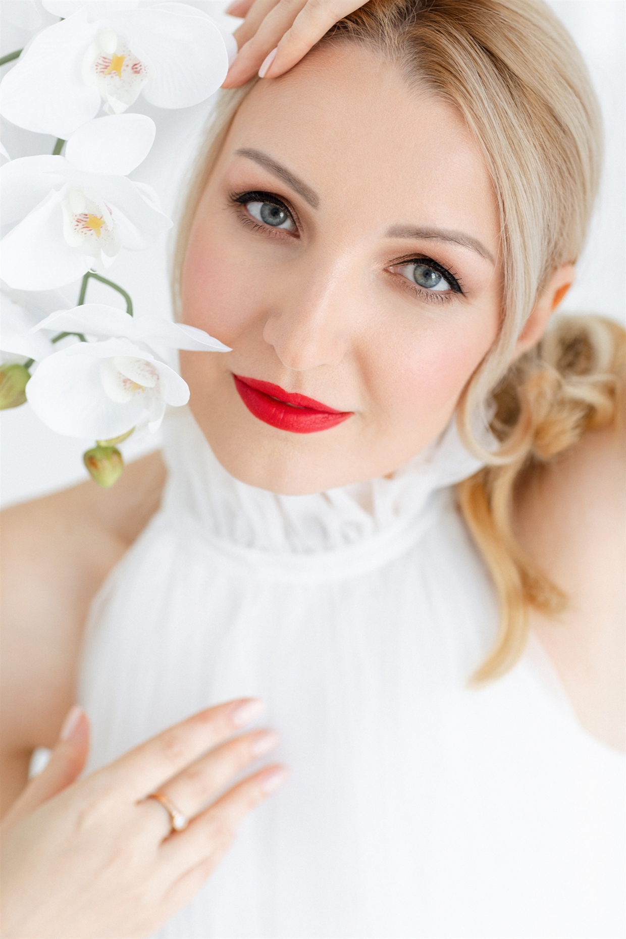 Фотосессия студии в красивых платьях