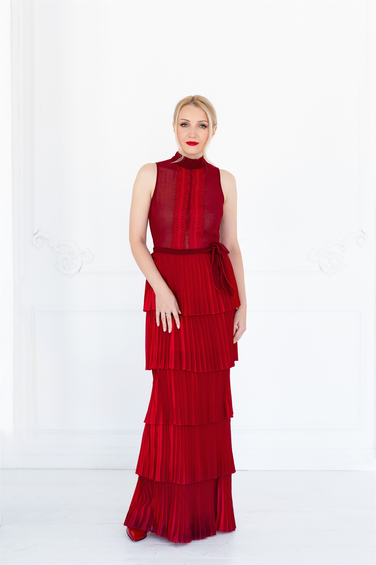 Фотосессия студии в красивых платьях